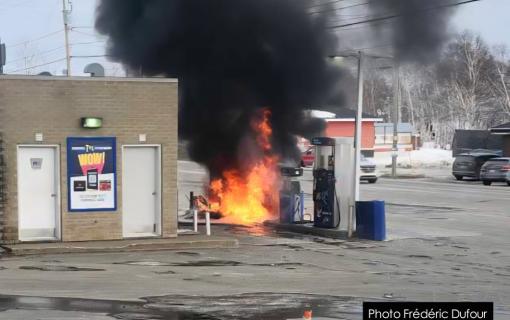 Une motoneige prend feu à des pompes à essence 